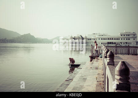 Taj lake palace sul lago Pichola in Udaipur, Rajasthan, India. Foto Stock