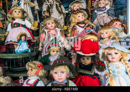 Bambola porcellana e più giocattoli su vengono visualizzati in una finestra del negozio, Rothenburg ob der Tauber, Baviera, Germania Foto Stock