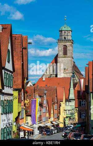 Old Town Street con la Chiesa di San Giorgio o San Giorgio Kirche in background, Dinkelsbuhl, Baviera, Germania Foto Stock