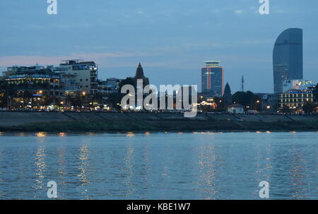 Phnom Penh skyline della città dal fiume Mekong - Cambogia Foto Stock