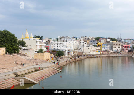 Pushkar, India - 17 settembre 2017: hindu devoti pellegrini la balneazione nella sacra puskhar lago (sagar) sul ghats di Pushkar, Rajasthan. pushkar è santo ci Foto Stock