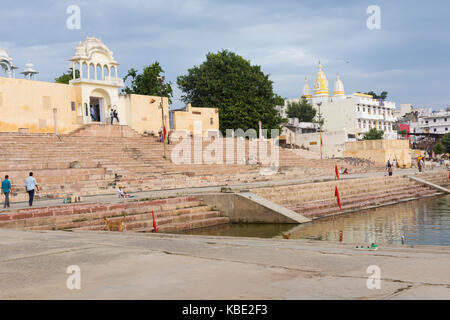 Pushkar, India - 17 settembre 2017: hindu devoti pellegrini la balneazione nella sacra puskhar lago (sagar) sul ghats di Pushkar, Rajasthan. pushkar è santo ci Foto Stock