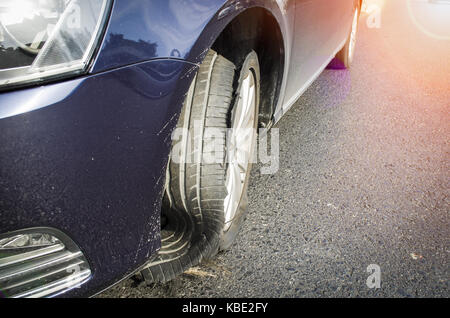 Pneumatico danneggiato dopo l esplosione del pneumatico ad alta velocità su autostrada Foto Stock