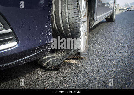 Pneumatico danneggiato dopo l esplosione del pneumatico ad alta velocità su autostrada Foto Stock