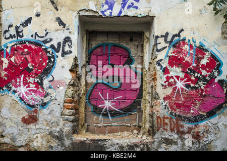 Bella strada arte dei graffiti di colore in astratto il disegno creativo di moda su pareti di città URBAN Foto Stock