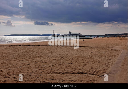 Bournemouth settembre 2017 - nuvole scure su Bournemouth Beach e pier Foto Stock