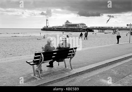 Bournemouth settembre 2017 - nuvole scure su Bournemouth Beach e pier Foto Stock