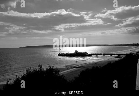 Bournemouth Settembre 2017 - nuvole scure sulla spiaggia di Bournemouth e. molo Foto Stock