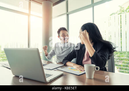 Asian giovane gente di affari con abito casual lavora con felice azione in office business persone concetto. Foto Stock