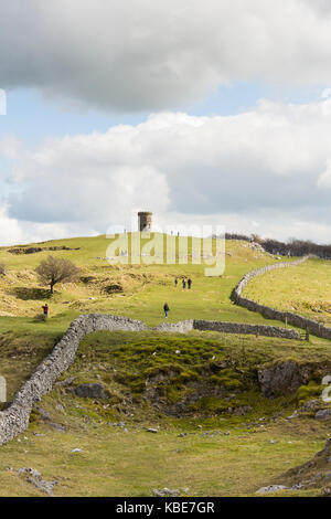 Buxton, Regno Unito. Il 2 aprile 2017. I visitatori in ed intorno alla follia vittoriana torre conosciuta come Salomone tempio su Grin bassa collina, parte di Buxton Country Park, Foto Stock