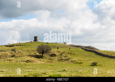 Buxton, Regno Unito. Il 2 aprile 2017. I visitatori in ed intorno alla follia vittoriana torre conosciuta come Salomone tempio su Grin bassa collina, parte di Buxton Country Park, Foto Stock