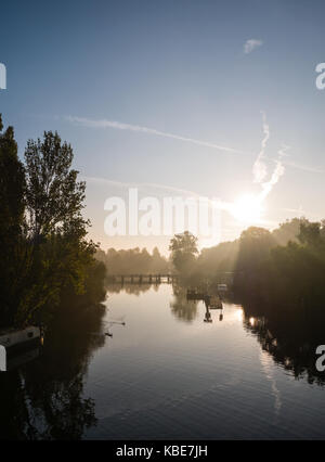 Il fiume Tamigi all'alba, vista dal ponte di lettura verso caversham Lock e Weir, Reading, Berkshire, Inghilterra Foto Stock