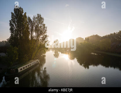 Il fiume Tamigi all'alba, vista dal ponte di lettura verso caversham Lock e Weir, Reading, Berkshire, Inghilterra Foto Stock