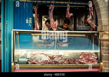 Negozio di macellaio in bazaar Essaouira, Marocco Foto Stock