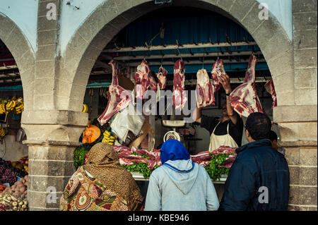 Negozio di macellaio in bazaar Essaouira, Marocco Foto Stock