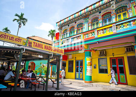 Facciate colorate di edifici storici in Little India, centro della grande comunità indiana della città e uno dei suoi quartieri più vivaci. Singapore Foto Stock