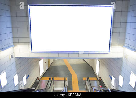 Corridoio moderno di aeroporto o stazione della metropolitana con cartelloni vuoto sulla parete Foto Stock
