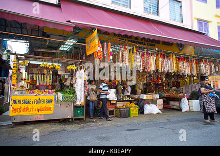 Fila di negozi a Little India, centro della grande comunità indiana della città e uno dei suoi quartieri più vivaci. Singapore Foto Stock