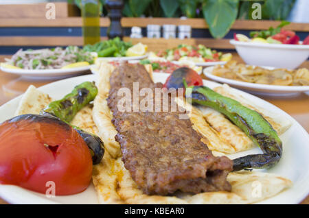 Bagno turco adana kebab e menu di insalate Foto Stock