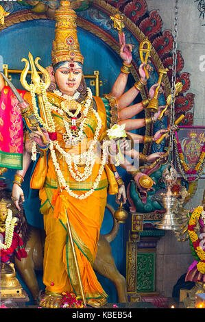 Statua di Lord Vishnu nel Tempio Perumale di Sri Srinivasa, uno dei templi indù più antichi di Singapore, nel cuore della piccola India Foto Stock