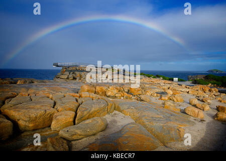 Una scogliera di granito del gap e un arcobaleno. Torndirrup National Park, Albany, Australia occidentale, Australia Foto Stock