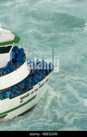 La Domestica della Foschia boat che trasportano i turisti in fondo alle cascate del Niagara Foto Stock