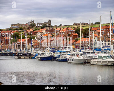 Barche ormeggiate sul fiume Esk sotto la Badia capezzagna a Whitby North Yorkshire, Inghilterra Foto Stock