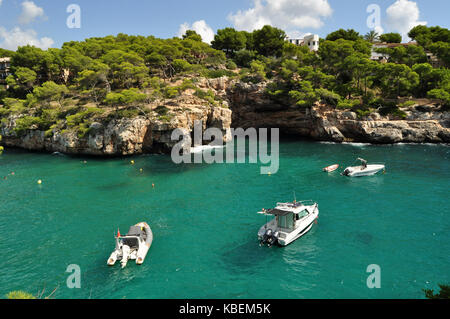 Cala Santanyi visualizza - yacht e barche nel mar Mediterraneo su maiorca isole baleari in Spagna Foto Stock