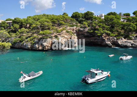 Cala Santanyi visualizza - yacht e barche nel mar Mediterraneo su maiorca isole baleari in Spagna Foto Stock