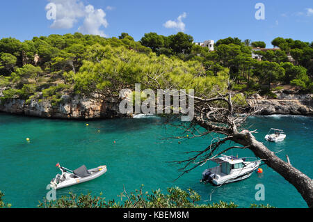 Cala Santanyi visualizza - yacht e barche nel mar Mediterraneo su maiorca isole baleari in Spagna Foto Stock