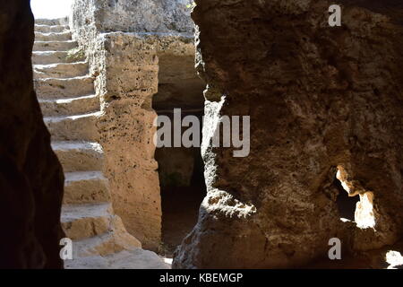 Una delle molte grotte presso la fabrica hill rock camere di taglio, noto come agios lambrianos, in Paphos, Cipro. Foto Stock