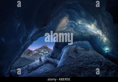 Gli esploratori grotta nel ghiacciaio athacasca caverna di ghiaccio in Canada. Foto Stock