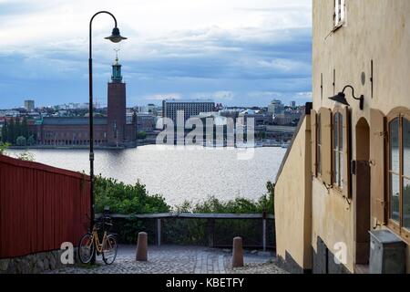 Svezia : Stoccolma city hall, visto da sud con il Radisson Blu Hotel Waterfront (centrale). foto dal 17 luglio 2017. | Utilizzo di tutto il mondo Foto Stock