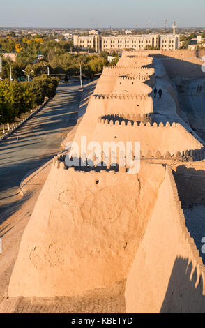 Pareti con merlature dell' antica fortezza di Ichan-kala nella città di Khiva, Uzbekistan Foto Stock