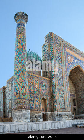 Frammento di sher-dor madrasah sulla piazza registan di Samarcanda, Uzbekistan Foto Stock