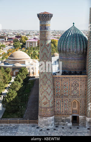 Samarcanda. vista dall'alto di un minareto e la cupola di sher-dor madrasah, registan Foto Stock