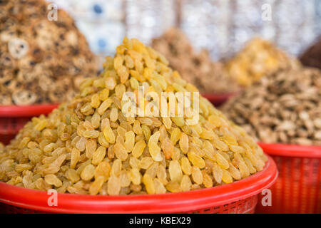 Uva passa dorata. vendita di frutta secca nel mercato Foto Stock