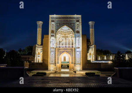 Gur-emir mausoleo di Tamerlano (Amir Timur) e la sua famiglia a notte. Samarcanda. uzbekistan Foto Stock