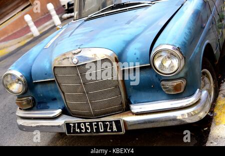 Auto storiche del tipo mercedes-benz in una strada di Ajaccio in Corsica (Francia), 17 luglio 2017. | Utilizzo di tutto il mondo Foto Stock