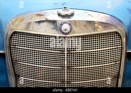 Auto storiche del tipo mercedes-benz in una strada di Ajaccio in Corsica (Francia), 17 luglio 2017. | Utilizzo di tutto il mondo Foto Stock