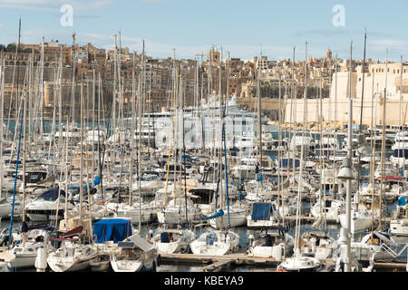 Un sacco di lussuosi yacht e barche ormeggiate nel porto grande a Birgu e Vittoriosa Malta Foto Stock