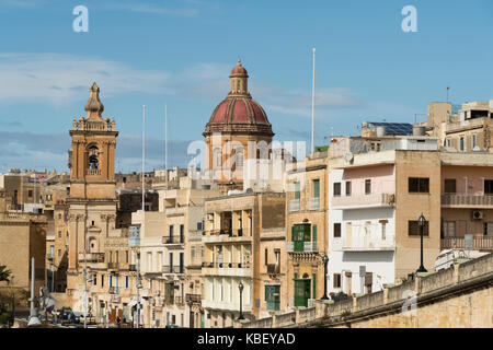 La torre campanaria della Immacolata Concezione churchand edifici della antica città di Vittoriosa Malta Foto Stock