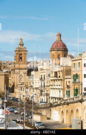 La torre campanaria della Immacolata Concezione churchand edifici della antica città di Vittoriosa Malta Foto Stock