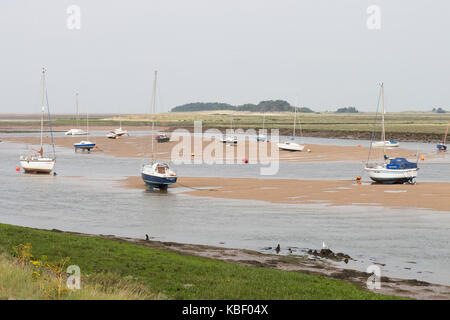 Pozzetti a prossima al mare con la marea e yachts a Norfolk, Inghilterra Foto Stock