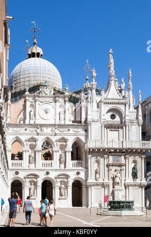 Cortile interno del Palazzo Ducale o Palazzo Ducale, Venezia, Veneto, Italia con i turisti a piedi dalla fotocamera Foto Stock