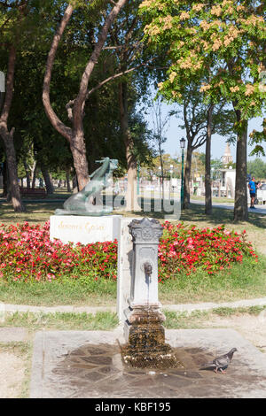 La statua sacra da Remigio Barbaro sull isola di Burano, Venezia, Italia. Essa è inscritta 'donaci Gesù la tua andatura' o 'dare noi Gesù la vostra pace". Esso rep Foto Stock