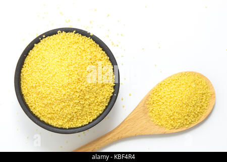 Concetto di cibo crudo couscous organico in un recipiente su sfondo bianco con spazio di copia Foto Stock