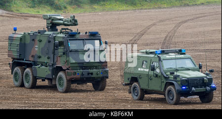 Munster, Germania. Xxv Sep, 2017. due veicoli della polizia militare può essere visto durante la preparazione delle informazioni pratiche di formazione "landoperationen 2017" presso il campo di allenamento in Munster, Germania, 25 settembre 2017. Credito: Philipp schulze/dpa/alamy live news Foto Stock