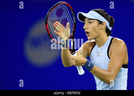 Wuhan, Cina. 29Sep, 2017. caroline garcia di francia reagisce durante le singole di semifinale partita contro maria sakkari della Grecia a 2017 wta wuhan aprire a Wuhan, capitale della Cina centrale della provincia di Hubei, sett. 29, 2017. Credito: xinhua/alamy live news Foto Stock