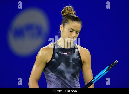 Wuhan, Cina. 29Sep, 2017. maria sakkari della Grecia reagisce durante le singole di semifinale partita contro caroline garcia di Francia a 2017 wta wuhan aprire a Wuhan, capitale della Cina centrale della provincia di Hubei, sett. 29, 2017. Credito: xinhua/alamy live news Foto Stock